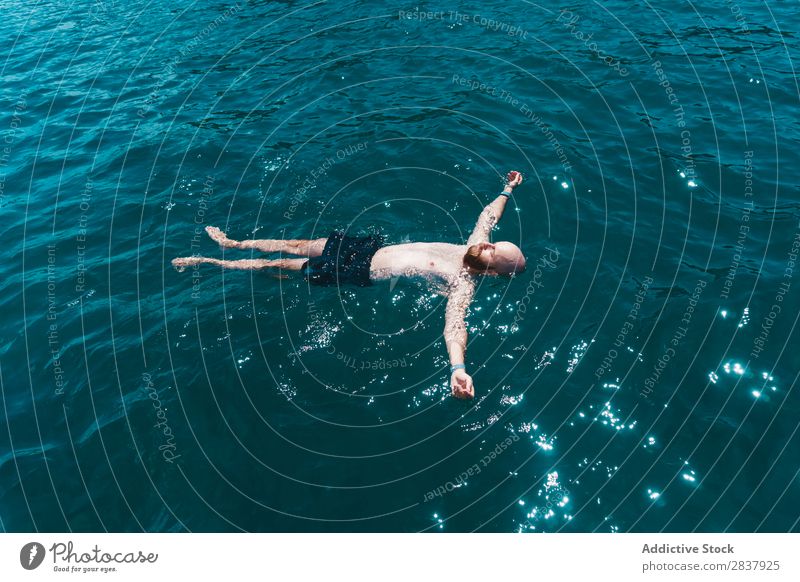 Mann schwebt im blauen Wasser Meer fliegend Schwimmsport Resort Erholung Frieden Genuss Sommer Ferien & Urlaub & Reisen Freizeit & Hobby auf der Rückseite