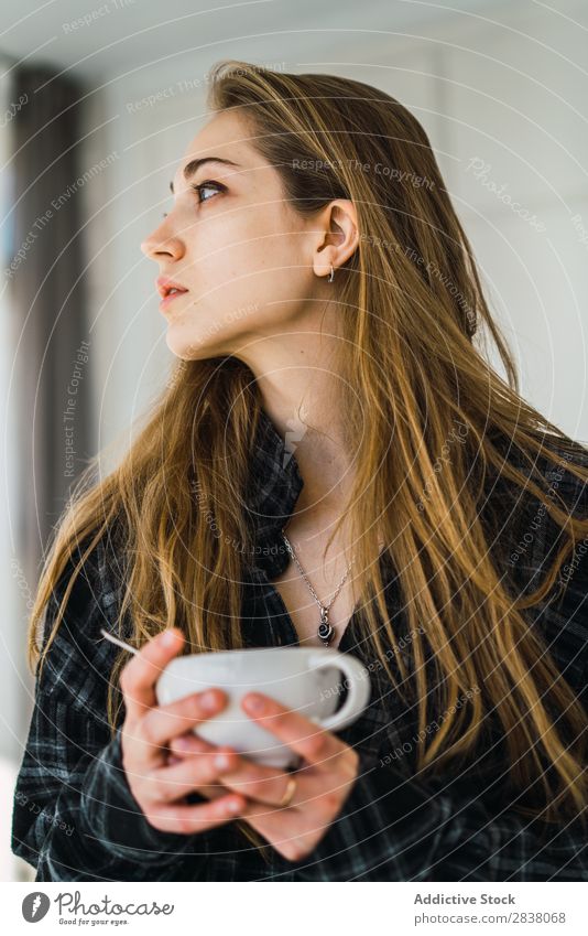 Schönes Modell mit Tasse Kaffee Frau träumen heimwärts Freizeit & Hobby genießen lange Haare Wärme Erholung trinken Fenster frisch gemütlich Fürsorge zart
