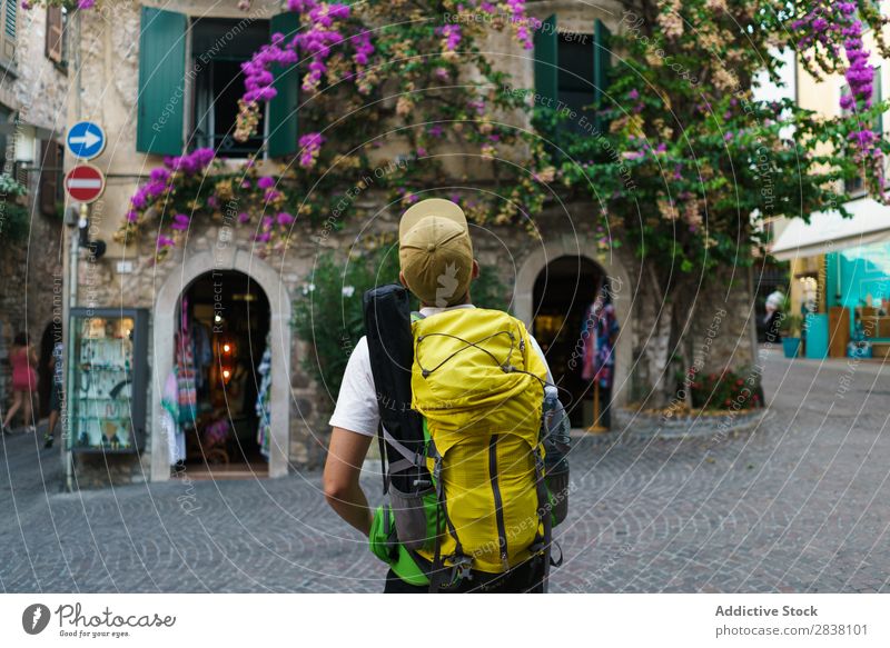 Mann, der in der Stadt posiert. Backpacker Tourist Erinnerung romantisch Straße reisend Großstadt Lifestyle lässig Sommer Ferien & Urlaub & Reisen Jugendliche
