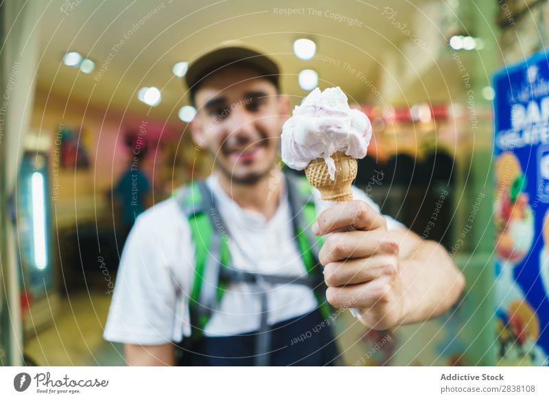Lächelnder Mann, der mit Eis posiert. Tourist Eiscreme kaufen Aufregung Dessert Tourismus lecker erstaunlich Entertainment reisend Rucksacktourismus Zapfen
