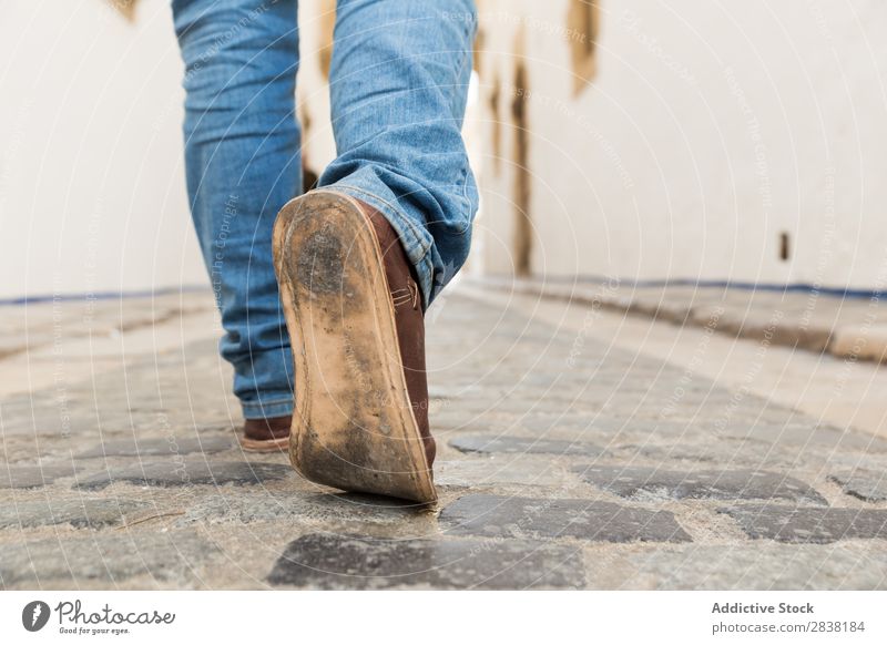 Mann, der auf eine Straße tritt. Beine tretend Mensch Schuhe schäbig alt Schritt laufen Fuß Stadt Wege & Pfade Bewegung Tourist Ferien & Urlaub & Reisen