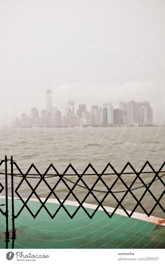 New York City Wasser Wassertropfen Wolken Gewitterwolken Wetter schlechtes Wetter Wind Sturm Nebel Regen Stadt Skyline Hochhaus Bankgebäude Schifffahrt