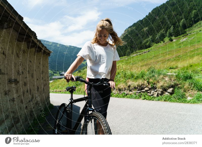 Hübsche Frau mit Fahrrad sportlich Lächeln heiter Sport Zyklus Mädchen Aktion Lifestyle Fahrradfahren Mensch Training Berge u. Gebirge Motorradfahren Erholung
