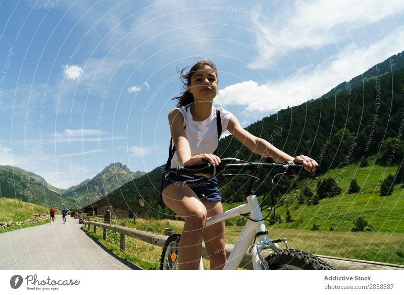 Damenfahrrad Frau sportlich Fahrrad heiter Lächeln Blick in die Kamera Sport Zyklus Mädchen Aktion Lifestyle Fahrradfahren Mensch Training Berge u. Gebirge