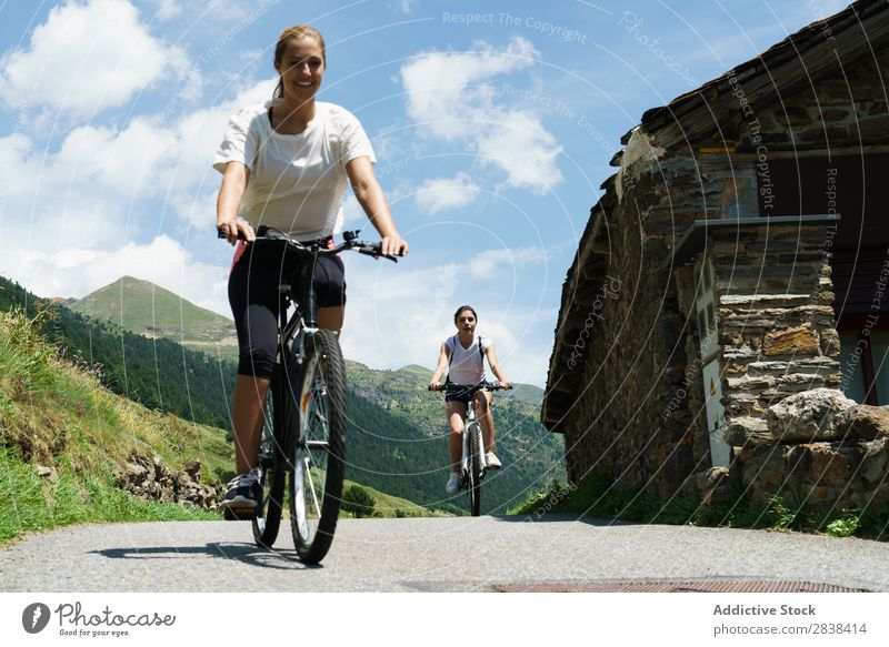 Frauen mit dem Fahrrad auf dem Land sportlich Freundschaft Sport Zyklus Mädchen Aktion Lifestyle Fahrradfahren Mensch Training Berge u. Gebirge Motorradfahren