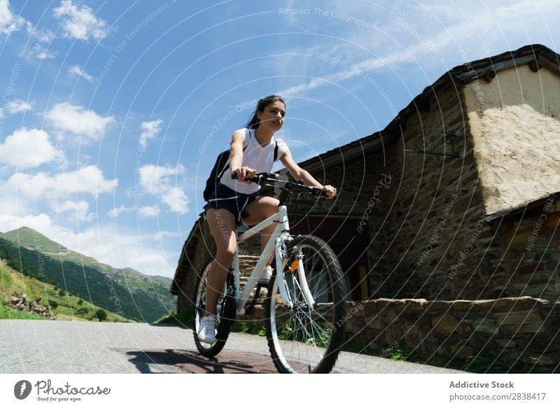 Damenfahrrad Frau sportlich Fahrrad heiter Lächeln Sport Zyklus Mädchen Aktion Lifestyle Fahrradfahren Mensch Training Berge u. Gebirge Motorradfahren Erholung