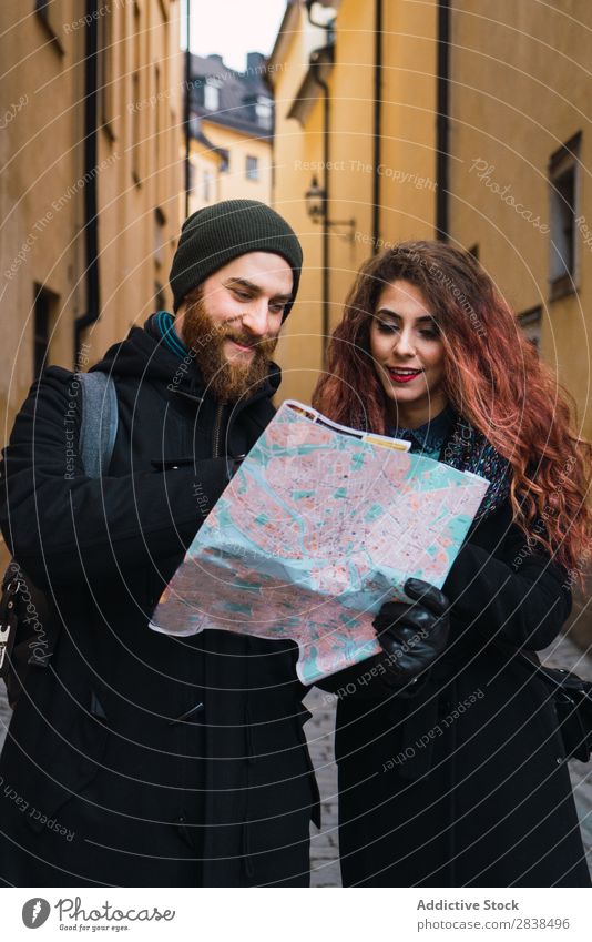 Paar mit Karte auf der Straße Glück Großstadt Mensch Landkarte Navigation Ferien & Urlaub & Reisen Tourismus Liebe Fröhlichkeit Partnerschaft heiter Jugendliche