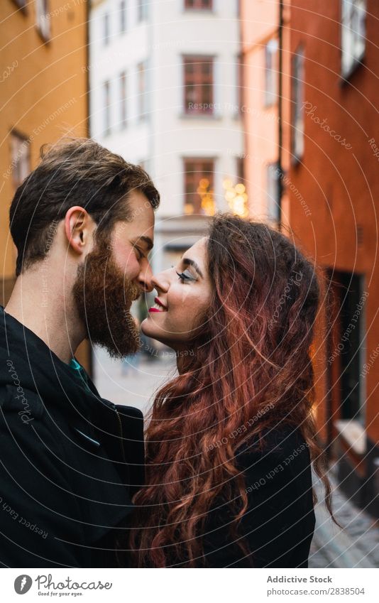 Ein Paar küsst sich auf der Straße. Glück Großstadt Mensch Ferien & Urlaub & Reisen Tourismus Liebe Fröhlichkeit Partnerschaft heiter Jugendliche Mann Frau