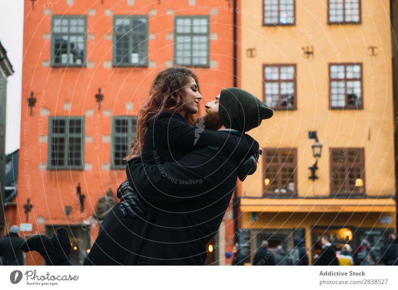 Mann, der mit seiner Freundin auf der Straße posiert. Paar Glück Großstadt tragen Mensch Ferien & Urlaub & Reisen Tourismus Liebe Fröhlichkeit Partnerschaft