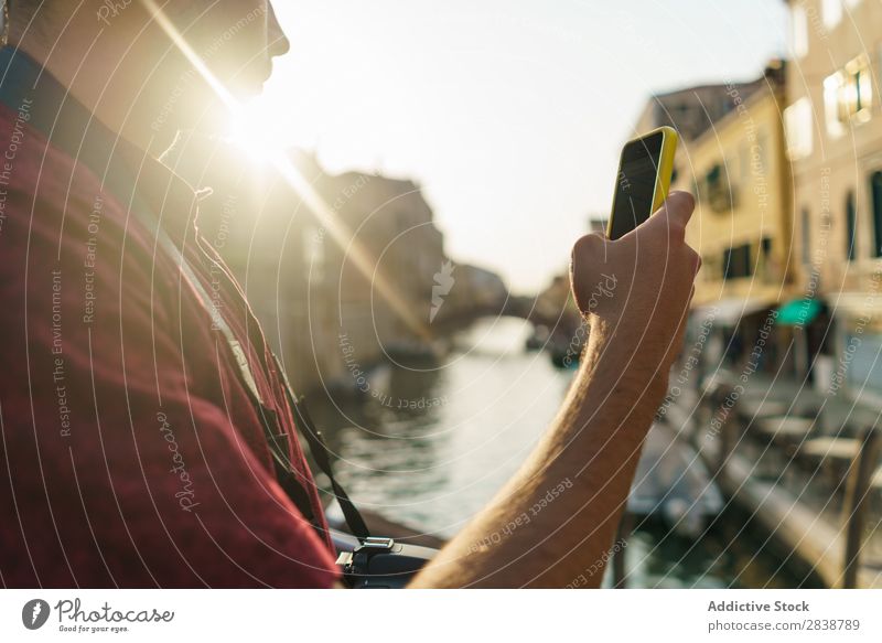 Mann beim Surfen auf dem Smartphone auf der Straße PDA Ferien & Urlaub & Reisen Kanal Attraktion Wahrzeichen romantisch Aussicht Tourist Skyline Architektur