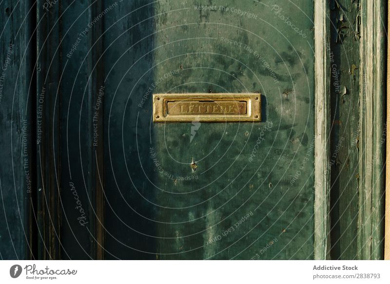 Schäbige Tür mit Metallschild schäbig Zeichen Tablet Computer alt Namensschild Ornament Weltall Rost rustikal graviert Oberfläche Konsistenz Stil Zarge