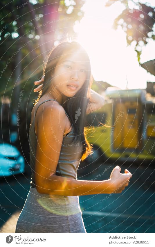 Fröhliche asiatische Frau, die auf der Straße posiert. hübsch Jugendliche heiter Lächeln Glück Freude Park Stadt brünett schön Porträt attraktiv