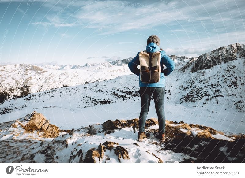 Tourist mit Rucksack in den Bergen Mensch Straße Winter Hügel Berge u. Gebirge Schnee Landschaft Natur weiß Eis Jahreszeiten kalt Ferien & Urlaub & Reisen Weg