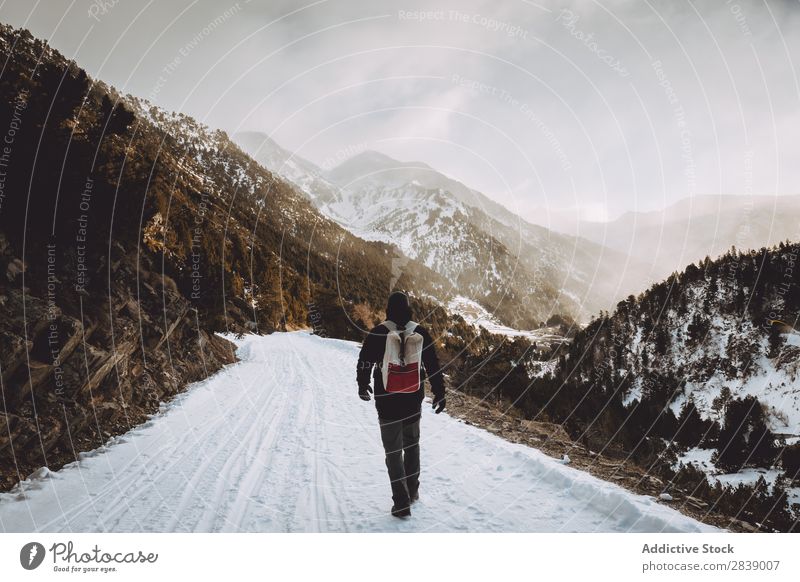 Tourist mit Rucksackwandern in den Bergen Mensch Winter Hügel Berge u. Gebirge Schnee Landschaft Natur weiß Eis Jahreszeiten kalt Ferien & Urlaub & Reisen Weg