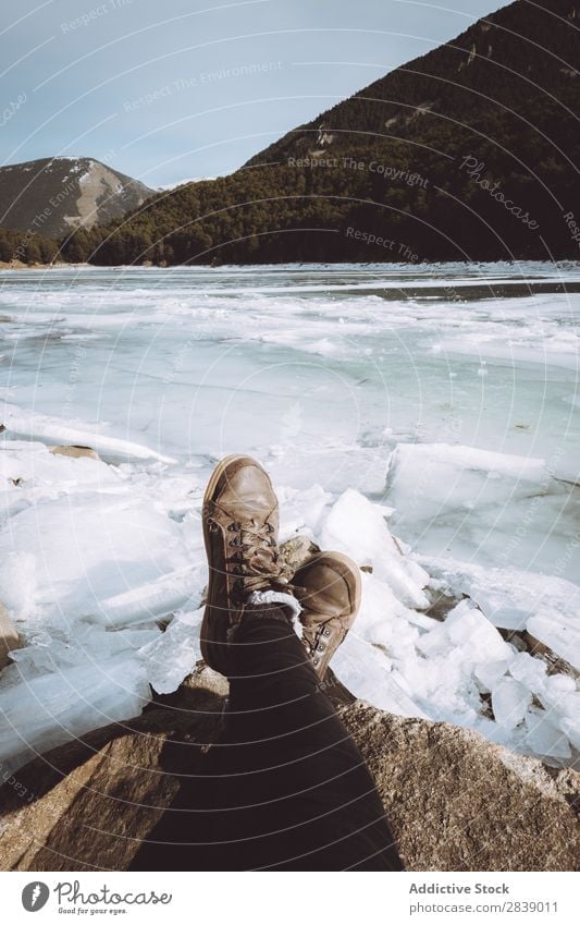 Touristische Entspannung am verschneiten Fluss Mensch Beine Eis Stein Winter Hügel Berge u. Gebirge Schnee Landschaft Natur weiß Jahreszeiten kalt