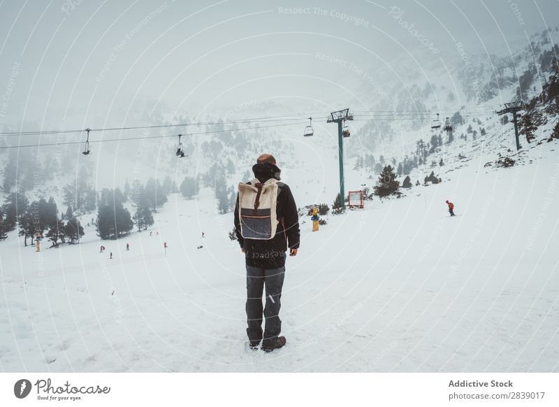 Mann, der auf einem schneebedeckten Berg posiert. Winter Hügel Berge u. Gebirge Schnee Landschaft Natur weiß Eis Jahreszeiten kalt Ferien & Urlaub & Reisen Weg