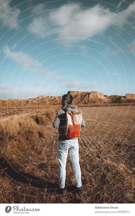 Mann im trockenen Gras stehend Mensch Tourist Natur Landschaft Höhe Landen Boden Umwelt Ferien & Urlaub & Reisen Tourismus gelb Stein Wildnis schön natürlich