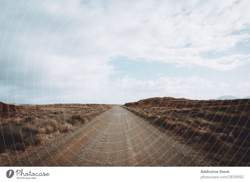 Leere Straße im Trockenfeld Natur regenarm Landschaft Ferien & Urlaub & Reisen Wüste Landen Gras Sand Boden Umwelt gelb Stein Wildnis schön natürlich