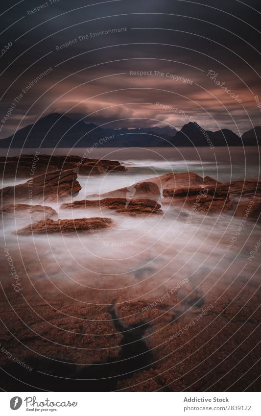 Felsen im Wasser des Meeres Insel Dunkelheit Landschaft Elgol majestätisch dramatisch Isla de Skye Escocia Natur Zauberei u. Magie Küste geheimnisvoll