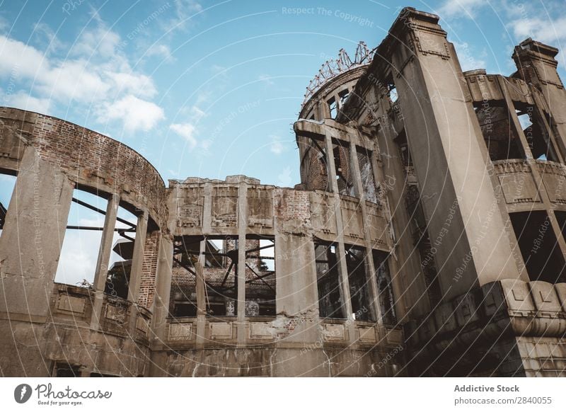 Ruine eines verlassenen Gebäudes von unten Beton Verwesung ruiniert Verlassen Architektur Strukturen & Formen Konstruktion ausleeren Menschenleer kaputt Stadt