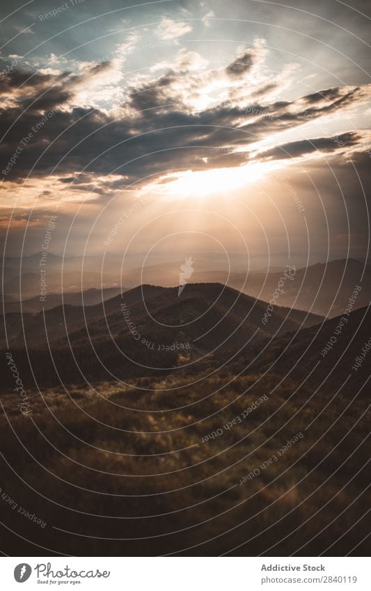 Montage bei Sonnenuntergang Berge u. Gebirge Abend Natur Aussicht Hügel Klippe Felsen Pflanze schön natürlich Jahreszeiten frisch Umwelt mehrfarbig Licht