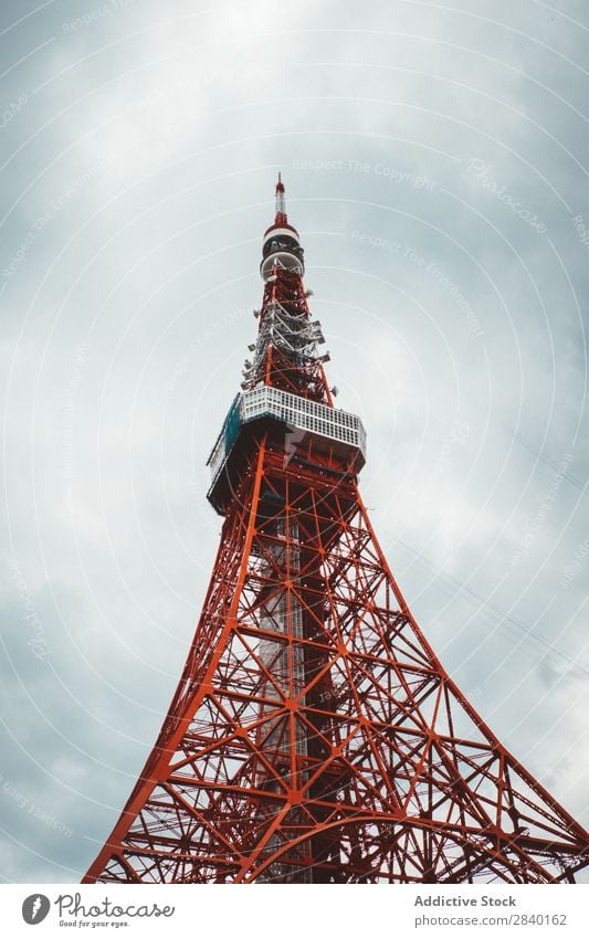 Großer roter Telekommunikationsturm Turm Großstadt Wolken Himmel Technik & Technologie Mitteilung Netzwerk Antenne Rundfunksendung global Gerät Gebäude Sender