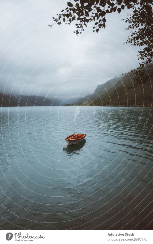 Kleines Ruderboot im norwegischen Fjord Reflexion & Spiegelung Freizeit & Hobby Aussicht sitzen Natur Ferien & Urlaub & Reisen Teich stehen Erholung