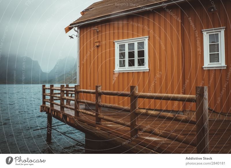 Typische norwegische Kabine in Reine, Lofote, Norwegen Landschaft Wasser Berge u. Gebirge lofoten Skandinavien Meer Sonnenuntergang nordisch Fjord Küste