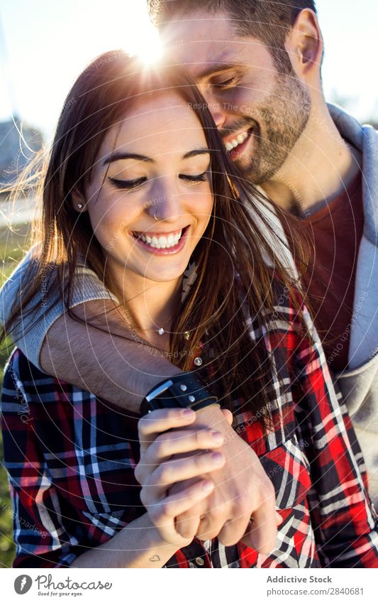 Ein glückliches junges Paar, das Spaß in einem Park hat. lachen Lächeln Ferien & Urlaub & Reisen ruhig Erholung Junge Sommer lässig niedlich Jugendliche