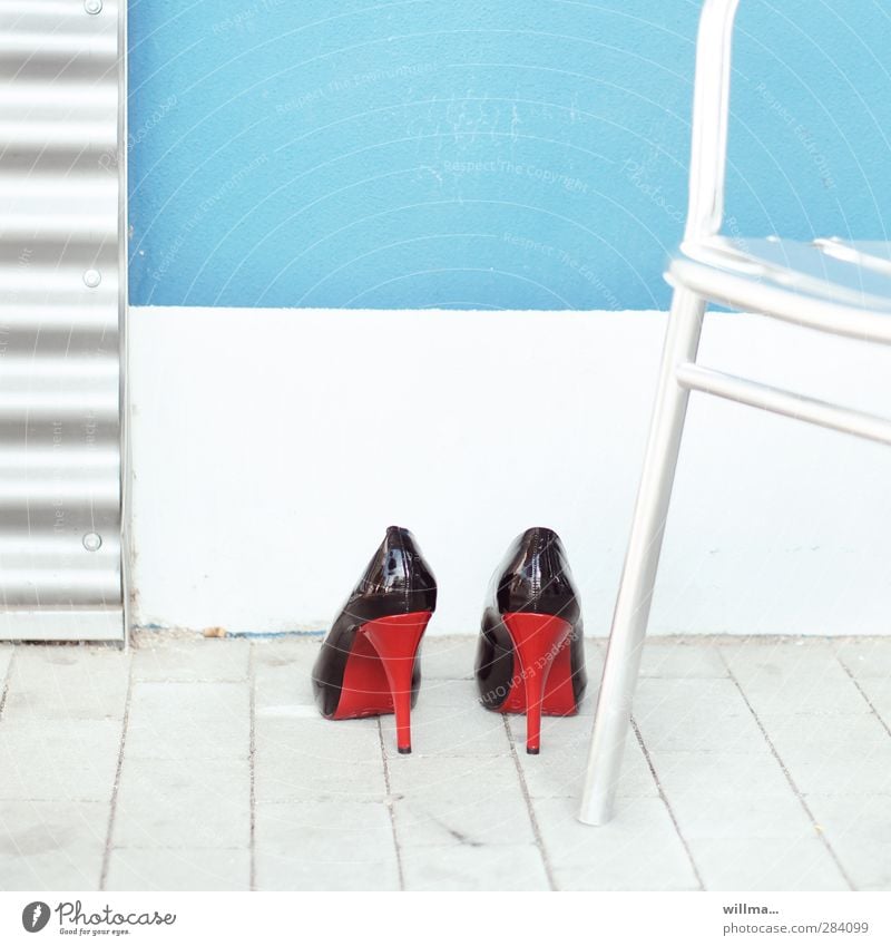 Absatzmarkt High Heels Absatzschuhe Stöckelschuhe Damenschuhe Schuhe elegant feminin rot schwarz Lackleder glänzend Schuhabsatz Markt hell hochhackig