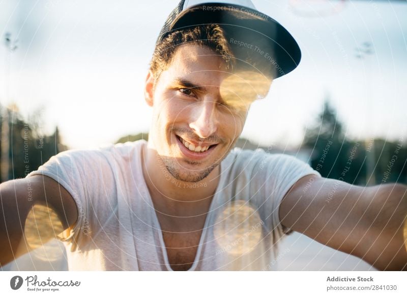 Chico Parkour Mann Raster Lächeln heiter Glück Blick in die Kamera Coolness Körperhaltung Sonnenuntergang Mensch laufen selbstbewußt gutaussehend Stadt Porträt