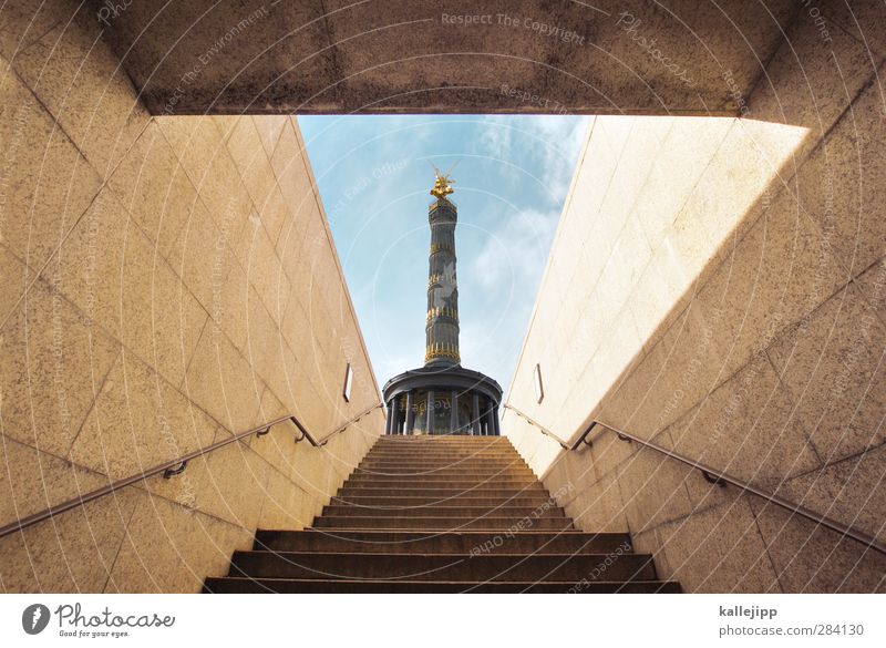 X Hauptstadt Treppe Sehenswürdigkeit Wahrzeichen Denkmal Ehre Tapferkeit selbstbewußt Siegessäule Berlin aufwärts Unterführung Tunnel Treppengeländer Erfolg