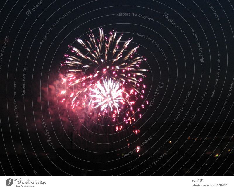 fireworks rocket rot schwarz dunkel Nacht Explosion Langzeitbelichtung feurwerk rackete roket