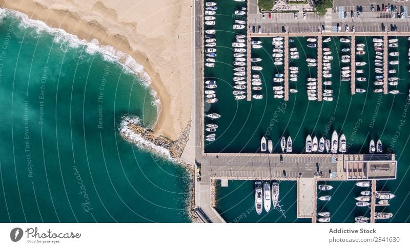 Luftaufnahmen eines Fischereihafens im Mittelmeer. Fluggerät Bucht Strand schön blau Wasserfahrzeug Großstadt Küste Ausflugsziel Auge Fischereiwirtschaft Hafen
