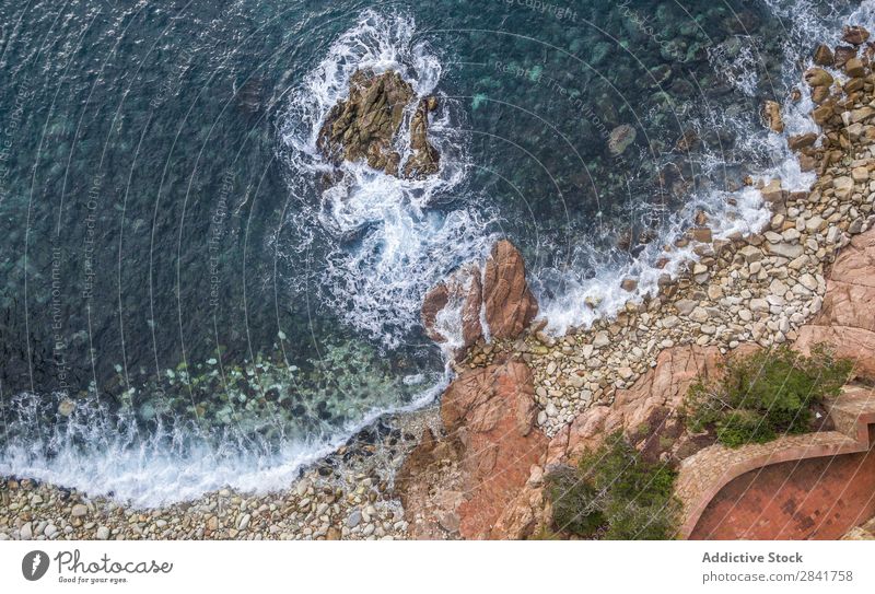 Luftaufnahmen einer Küstenlinie mit Wellen und Felsen Fluggerät Hintergrundbild Strand schön blau brava Katalonien Klippe Rippen de Ausflugsziel Girona