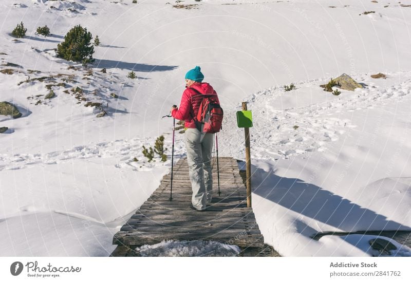 Wanderin, die mit Schnee auf einen Berg steigt. Aktion Abenteuer Rucksack Klettern extrem wandern Wanderer Eis Landschaft Mann Berge u. Gebirge Bergsteigen