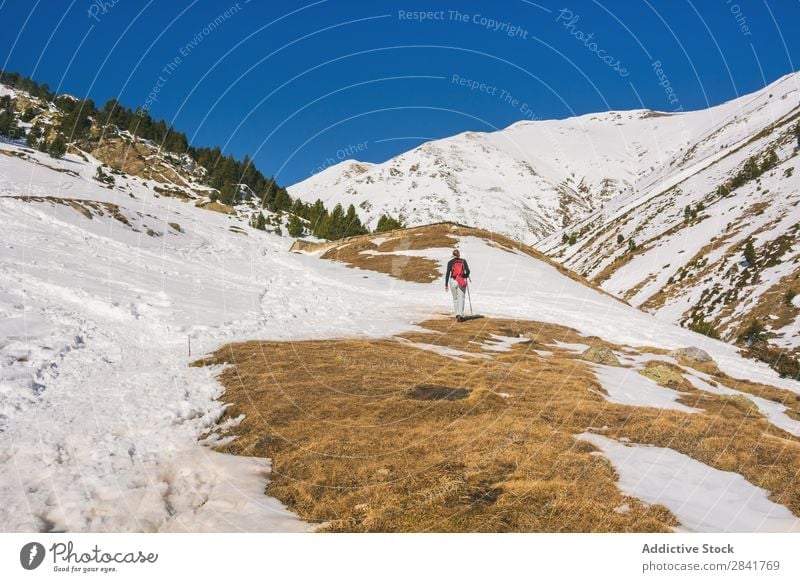 Wanderin, die mit Schnee auf einen Berg steigt. Aktion Abenteuer Rucksack Klettern extrem wandern Wanderer Eis Landschaft Mann Berge u. Gebirge Bergsteigen
