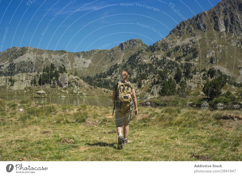 Sportler, der durch alle Pyrenäen zieht. Abenteuer alpin Altimeter Aran Islands schön katalanisch Katalonien Umwelt Europa Wald grün wandern Landschaft lleida