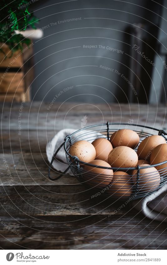 Eier in der Netzschale Schalen & Schüsseln roh Lebensmittel Zutaten Gesundheit Protein Frühstück Hähnchen frisch organisch Eierschale natürlich zerbrechlich
