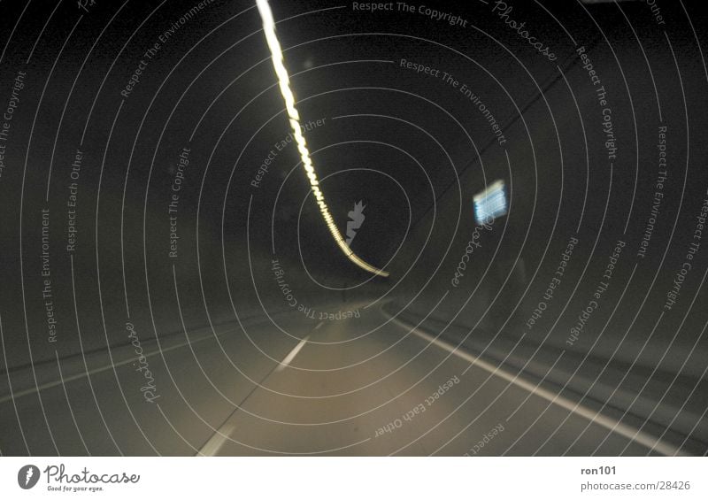 auswegslos Tunnel Autobahn Licht fahren dunkel Geschwindigkeit Verkehr Straße