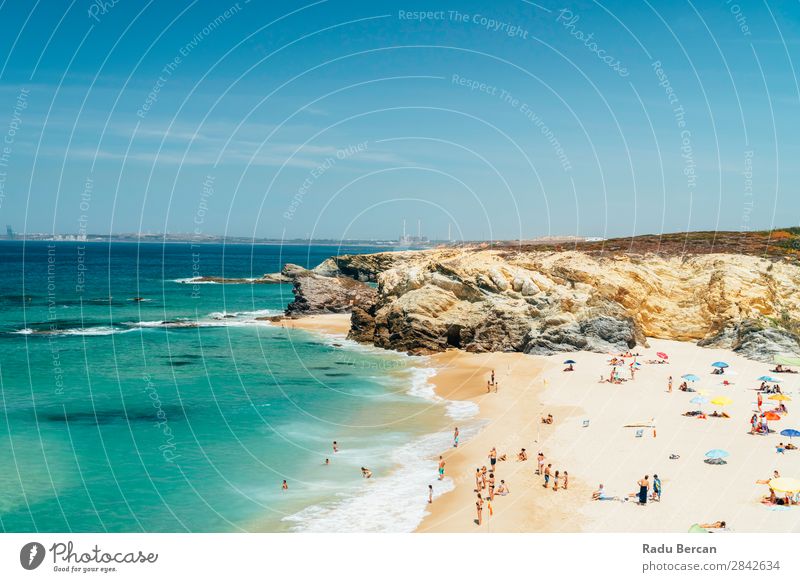 Touristen haben Spaß am Wasser, Entspannung und Sonnenbaden am Strand in Portugal. Meereslandschaft schön Felsen Lagos Mensch Erholung Ferien & Urlaub & Reisen