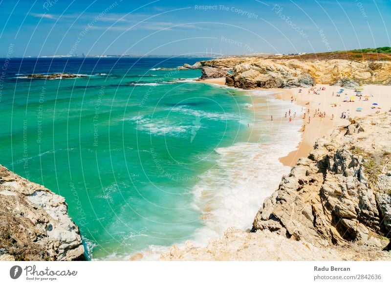 Touristen haben Spaß am Wasser, Entspannung und Sonnenbaden am Strand in Portugal. Meereslandschaft schön Felsen Lagos Mensch Erholung Ferien & Urlaub & Reisen