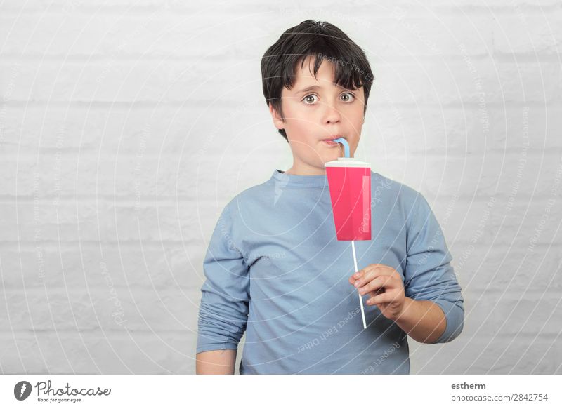 lustiges Kind trinkt Smoothie Frucht Ernährung Frühstück Mittagessen Diät Getränk trinken Saft Flasche Lifestyle Freude Sommer Mensch Kindheit 1 8-13 Jahre