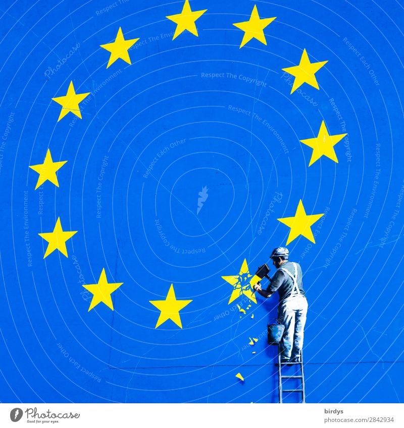 Kunstwerk von Banksy in Dover, Handwerker meiselt einen Stern aus der EU-Fahne Wirtschaft Handel Europafahne Mann Erwachsene 1 Mensch Staatengemeinschaft