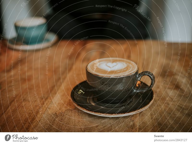 Kaffeetasse auf Holztisch Getränk Heißgetränk Latte Macchiato Espresso Tasse Becher Lifestyle elegant Stil Freude Café trinken Herz Latte Art Zusammensein
