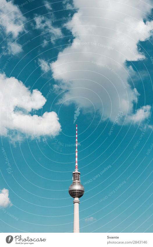 Berliner Fernsehturm Ferien & Urlaub & Reisen Tourismus Ausflug Sightseeing Städtereise Stadt Hauptstadt Turm Architektur Wahrzeichen blau Wolken DDR Farbfoto