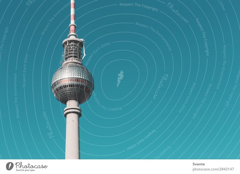 Berliner Fernsehturm Ferien & Urlaub & Reisen Tourismus Ausflug Sightseeing Städtereise Deutschland Wahrzeichen blau Farbfoto Außenaufnahme Menschenleer