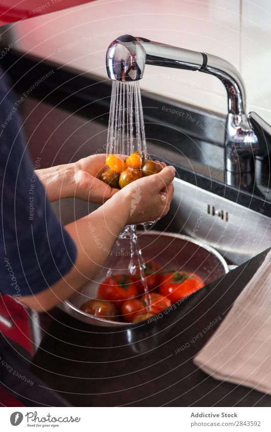 Person, die Tomaten wäscht Koch Wäsche waschen Waschbecken Gemüse natürlich organisch frisch Küche reif Waschen Gesundheit rot Lebensmittel Wasser Ernährung