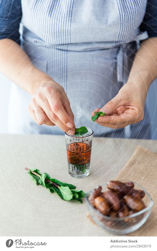 Pflanzenkoch mit Blättern in ein kleines Glas geben Koch Minze Zutaten duftig organisch kochen & garen frisch Kräuterbuch grün aromatisch Blatt Gesundheit