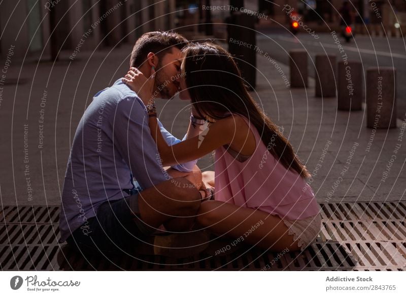 Porträt eines schönen Paares in Freizeitkleidung, das sich auf der Straße umarmt. Umarmen Blick in die Kamera Leidenschaft Küssen brünett gutaussehend